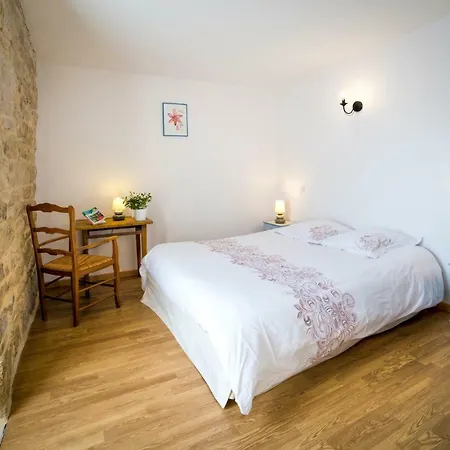 D'hotes Entre Dolmens Et Fontaines Oda ve Kahvaltı