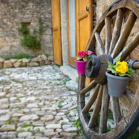 D'hotes Entre Dolmens Et Fontaines 3*