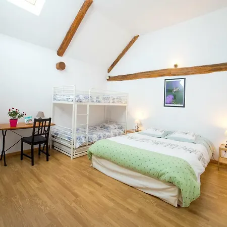 D'hotes Entre Dolmens Et Fontaines 3*