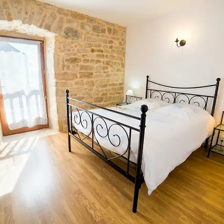 Oda ve Kahvaltı D'hotes Entre Dolmens Et Fontaines 3*