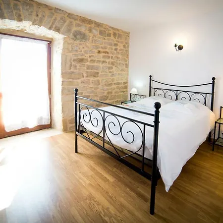 Bed & Breakfast D'hotes Entre Dolmens Et Fontaines 3*