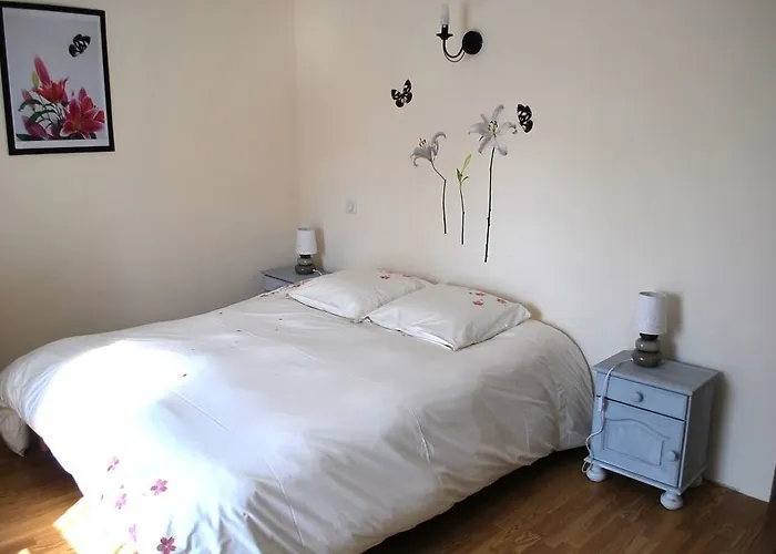 D'hotes Entre Dolmens Et Fontaines Bed and Breakfast 3*